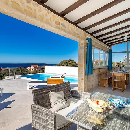 3 Bedroom Pet Friendly In